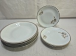 Lote de 8 pratos em porcelana com friso prata, sendo 4 fundos 22cm e 4 de sobremesa 17,5cm.