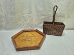 Lote de organizador de talheres em ratan, bandeja facetada em madeira. Medindo a bandeja 32cm de diâmetro.
