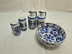 Lote de bowl, saleiro, pimenteiro e 2 galhetas em porcelana Monte Sião. Medindo o bowl 13,5cm x 6cm de altura.