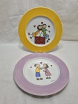 Lote de 2 pratos decorativos em porcelana pintada. Medindo 27,5cm de diâmetro.