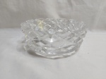 Lindo cinzeiro em grosso cristal ricamente moldado e lapidado. Medindo 19,5cm x 7,5cm de altura. Leve bicado.
