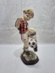 Escultura de jogador de futebol em resina. Medindo 33cm de altura.