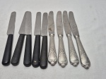 Lote de 9 facas de mesa diversas em aço inox. Medindo 24,5cm de comprimento.
