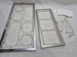 Lote diverso, composto de petisqueira em acrílico, mexedores e 6 descansos de copo. Medindo petisqueira maior 51,5cm x 23,5cm.