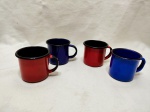Jogo de 4 canecas de café em metal esmaltado ágata azul e vermelho. Medindo 6,5cm x 6cm de altura. Leve perda no esmalte de uma peça.
