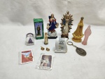 Lote sacro, composto de imagens, santinhos, etc. Medindo a imagem maior 12cm de altura.