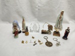 Lote sacro, composto de imagens, pingentes, etc. Medindo a imagem maior 16,5cm de altura.