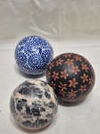 Lote de 3 bolas decorativas em porcelana, pedra e cerâmica. Medindo em media 7cm de diâmetro.
