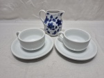 Lote de leiteira, cremeira e 2 xícaras de chá em porcelana. Medindo a xícara 8cm x 5,5cm de altura.