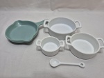 Lote de molheira, 3 bowl tipo caçarola e colher em porcelana. Medindo a maior 13cm x 4cm de altura.