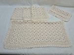 Lote de 5 caminhos de mesa em crochê. Medindo o maior 55cm x 50cm. Com marcas de guardado.