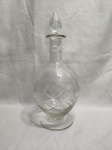 Linda garrafa licoreira bojuda em demicristal lapidado. Medindo 31cm de altura.