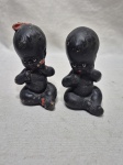 Par de esculturas na forma de bebes africanos em gesso. Cabeça da menina com restauro. Medindo 9,5cm de altura.