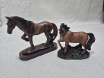 Lote de 2 esculturas de cavalo em resina. Medindo o maior 10cm de altura.