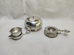 Lote de 2 coadores de chá e 1 açucareiro prata 90. Medindo o açucareiro 12cm x 7cm de altura.