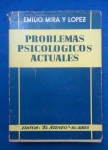 Direito - Problemas psicologicos actuales 3ªEdição - Autor: Emilio Mira y Lopez - Espanhol - Editora: El Ateneo - 1947 - Brochura com sobre capa,296 pags, capa desbotada, capa,corte do livro e paginas amareladas devido a ação do tempo e a qualidade do papel, sobre capa com pequenos rasgos, algumas paginas lacradas, obra sem riscos, formato do livro 14x20 cm.**A obra aborda temas psicológicos essenciais com um foco prático e construtivo, refletindo o contexto de mudanças sociais da época (meados do século XX). Mira y López trata da psicologia não apenas como teoria, mas como ferramenta de higiene mental e adaptação. Ensaio psicológico sobre a dor: Uma análise dos mecanismos da dor física e psicológica.
 Nova concepção da conduta moral: Abordagem da moralidade sob uma luz psicológica e dinâmica.
 Psicopedagogia da sociabilidade: Como desenvolver a capacidade de convivência.
 Psicopatologia dos estados passionais: Estudo das emoções intensas e seus desdobramentos patológicos.
 Psicologia da conduta revolucionária: Análise dos fatores psicológicos envolvidos nas mudanças sociais.
 Psicohigiene do estudo: Técnicas e mentalidade voltadas para a eficiência no aprendizado.