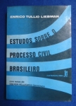 Direito - Estudos sobre o processo civil Brasileiro (Com notas da Dra. Ada Pellegrini Grinover) - Autor: Enrico Tullio Liebman - Português Br - Editora: José Bushatsky - 1976 - Brochura, 228 pags, capa desbotada, corte do livro e paginas amareladas, capa levemente com manchas amareladas, algumas paginas com sublinhados e grifos a caneta, formato do livro 16x23 cm**o autor aborda temas como os limites da jurisprudência brasileira; execução e ação executiva; execução da sentença na pendência de recurso extraordinário; despacho saneador e o julgamento do mérito; entre outros, trazendo notas de rodapé, fazendo associações entre os artigos.