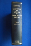 Direito - Comentários ao código de processo penal (Decreto-lei N. 3.689, de 3 de Outubro de 1941) Volume 3 (Arts. 282 a 393) - Autor: Basileu Garcia - Português Br- Editora: Revista Forense - 1945 - Capa dura, 655 pags, corte do livro e paginas amareladas devido a ação do tempo e a qualidade do papel, algumas paginas com sublinhados e grifos, obra em bom estado de conservação, formato do livro 16x24 cm.**é um clássico da literatura jurídica processual penal brasileira. 
 O Volume 3 desta coleção costuma abranger artigos fundamentais da fase instrutória e decisória do CPP de 1941, comumente focando nos artigos 232 a 393, que tratam de provas, citações, intimações e sentença. A obra é reconhecida pela clareza, rigor técnico e profunda análise teórica, sendo um material de referência para entender a aplicação original do CPP.o livro de Basileu Garcia é um `comentário de época`, essencial para pesquisadores que desejam entender como os juristas da geração de 1940 interpretaram os primeiros anos de vigência do código processual penal.