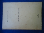 Direito - O impeachment: Aspectos da responsabilidade política do presidente da República - Autor: Paulo Brossard de Souza Pinto - Português Br - Editora: Livraria do Globo - 1965 - Brochura, 222 pags, capa, corte do livro e paginas amareladas com manchas devido a ação do tempo e a qualidade do papel, lombada com descascado, com autografo para o Dr. Lia Pires, obra em bom estado de conservação, sem riscos, formato do livro 16x23 cm.é uma obra clássica do Direito Constitucional brasileiro que analisa a natureza jurídica e política do impeachment. Brossard fundamenta o instituto como garantia democrática, equilibrando a responsabilidade política com a técnica jurídica, sendo referenciado por distinguir o processo de uma simples moção de desconfiança. O livro é considerado uma referência fundamental em estudos sobre direito constitucional, parlamentarismo e presidencialismo, abordando como a legislação protege o cargo, tornando o impedimento uma medida excepcional.