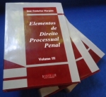 Direito - Elementos de direito processual Penal 3 Volumes - Autor: José Frederico Marques - Português Br - Editora: Bookseller - 1997 - Livro 1, Capa dura com sobre capa, 411 pags, corte do livro e paginas amareladas devido a ação do tempo, com carimbo de controle na falsa folha de rosto, obra em bom estado de conservação, sem riscos, formato do livro 16x24 cm.*****Livro 2, Capa dura com sobre capa, 441 pags, corte do livro e paginas amareladas devido a ação do tempo, com carimbo de controle na falsa folha de rosto, obra em bom estado de conservação, sem riscos, formato do livro 16x24 cm.*****Livro 3, Capa dura com sobre capa, 423 pags, corte do livro e paginas amareladas devido a ação do tempo, com carimbo de controle na falsa folha de rosto, obra em bom estado de conservação, sem riscos, formato do livro 16x24 cm.é um dos pilares da doutrina jurídica brasileira, sendo reconhecida por aplicar os conceitos da Teoria Geral do Processo ao campo criminal. O autor organiza o estudo do processo penal de forma sistemática, geralmente dividida em volumes que cobrem desde os fundamentos até os procedimentos específicos*Volume I: Introdução, princípios, jurisdição e competência.
 Volume II: Sujeitos processuais, atos processuais e comunicação dos atos.
 Volume III e IV: Provas, procedimentos, recursos e ações de impugnação (como a Revisão Criminal).