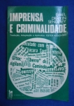 Direito - Imprensa e Criminalidade - Autor: Israel Drapkin Senderey (Tradução, adaptação e Apêndice: Ester Kosovski) - Português Br - Editora: José Bushatsky - 1983 - Brochura, 154 pags, capa desbotada, primeira capa levemente amassada, corte do livro e paginas amareladas, obra sem riscos, formato do livro 14x21 cm.*** A obra aborda a relação entre a mídia e o fenômeno criminal, examinando como a imprensa, como poderoso instrumento de comunicação de massas, exerce funções e influencia a percepção pública sobre o crime.O livro é dividido em três partes principais, que exploram a intersecção entre jornalismo e criminologia: 
 A Imprensa: Analisa o papel da imprensa em países democráticos, o conteúdo dos periódicos, as funções do jornalismo e a relação entre fatos, notícias e públicos.
 A Criminalidade: Discute as teorias criminogenéticas, o papel da sociedade e dos grupos sociais, e as consequências dos novos conceitos criminológicos.
 Imprensa e Criminalidade: Examina especificamente como a mídia retrata a criminalidade, a `crônica vermelha` (policial) e o impacto dessa cobertura na opinião pública e no sistema penal, incluindo a atribuição de status criminal a indivíduos por meio da `etiquetagem` (labelling approach).