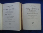 Direito - Manual de Psiquiatria Volume 1 e 2 - Autor: Dr. E. Mira y Lopez (Com um Apêndice de Anatomia Patologica das Psicoses pelo Dr. Braulio Moyano - Tradução Brasileira da 2ªEdição Espanhola pelo Dr. Elso Arruda) - Português Br - Editora: Científica - 1944 - Livro 1, Capa dura, 550 pags, corte do livro e paginas amareladas devido a ação do tempo e a qualidade do papel, algumas paginas com anotações, sublinhados e grifos, livro em bom estado de conservação, formato do livro 17x24 cm.*********Livro 2, Capa dura,422 pags, corte do livro e paginas amareladas devido a ação do tempo e a qualidade do papel, algumas paginas com anotações, sublinhados e grifos, livro em bom estado de conservação, formato do livro 17x24 cm.** é uma obra clássica e fundamental para a história da psiquiatria e psicologia no Brasil.O manual é comumente dividido em duas partes principais distribuídas em seus volumes: 
 Parte Geral: Foca em prenoções psicológicas, no desenvolvimento psíquico e nas funções gerais da personalidade.
 Parte Especial: Detalha a psicopatologia, incluindo a classificação de psicoses e formas clínicas de paranoia
