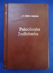 Direito - Psicologia judiciaria (Bibliotheca Brasileira de Medicina legal - Sob a direcção do Prof. Afranio Peixoto) - Autor: J. P. Porto-Carrero - Português Br - Editora: Guanabara - Ano não identificado - Capa dura encardenado com a capa original, 303 pags, corte do livro e paginas amareladas com manchas devido a ação do tempo e a qualidade do papel, algumas paginas com anotações, sublinhados e grifos, livro em bom estado de conservação, formato do livro 15x23 cm.** é um título fundamental inserido na Biblioteca Brasileira de Medicina Legal, dirigida pelo renomado Prof. Afrânio Peixoto. A obra insere-se no esforço de modernização da medicina legal brasileira, patologizando o ato antissocial e buscando entender o `criminoso` através da psicologia profunda. Porto-Carrero defende que o Direito deve evoluir, tal como a medicina, passando de uma `terapêutica sintomática` (pena/encarceramento) para uma visão de readaptação social.