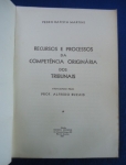 Direito - Recursos e processos da competência originária dos tribunais - Autor: Pedro Batista Martins (Atualizado pelo Prof. Alfredo Buzaid) - Potuguês Br - Editora: Revista Forense - 1957 - Capa dura, 484 pags, corte do livro e paginas amareladas devido a ação do tempo e a qualidade do papel, livro em bom estado de conservação, sem riscos, formato do livro 16x24 cm.** é um clássico da literatura jurídica processual brasileira.O livro aborda de forma sistemática as ações que se iniciam diretamente nos tribunais superiores e de segunda instância, bem como os meios de impugnação de decisões.Principais Temas Abordados
 Processos de Competência Originária: Analisa o trâmite de ações no Supremo Tribunal Federal (STF), a homologação de sentenças estrangeiras e a ação rescisória.
 Conflitos de Jurisdição: Regras para dirimir disputas de competência entre diferentes órgãos judiciários.
 Regime de Recursos: Estudo detalhado sobre Apelação, Embargos, Agravos e o antigo recurso de Revista***A obra contou com atualizações importantes feitas pelo Professor Alfredo Buzaid,