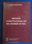 Direito - História constitucional do Rio Grande do Sul 1.835/1.930 (2ªEdição, promovida pela assembléia legislativa do estado do Rio Grande do Sul) - Autor: Victor Russomano - Português Br - Editora: Assembléia Legislativa - 1976 - Brochura, 386 pags, capa desbotada, corte do livro e paginas amareladas, com pequeno rasgo na folha de rosto atingindo um pouco do nome do autor, algumas paginas com pequenas manchas, obra sem riscos, formato do livro 16x23 cm.