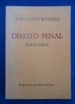 Direito - Direito Penal: Parte geral (Aspectos Fundamentais) - Autor: Johannes Wessels - Português Br - Editora: Sergio Antonio Fabris - 1976 - Brochura, 206 pags, capa desbotada, capa,corte do livro e paginas amareladas devido a ação do tempo e a qualidade do papel, obra sem riscos, formato do livro 16x23 cm.**é uma das referências fundamentais da dogmática penal alemã.O livro aborda os fundamentos do Direito Penal, estruturando-se na Teoria Geral do Delito. Explora elementos essenciais como a tipicidade, antijuridicidade, culpabilidade, erro, tentativa e o concurso de agentes.Analisa as espécies de penas e sua aplicação prática no sistema punitivo.