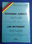 Direito - Dicionário Jurídico Português-Inglês, Inglês-Português (7ªEdição Revista, melhorada e ampliada, incluindo lista suplementar de termos e expressões jurídicas) - Autor: Maria Chaves de Mello - Bilíngue Português BR e Inglês - Editora: ELFOS - 1998 - Brochura, 522 pags, corte do livro e paginas levemente amareladas, livro em bom estado, sem riscos, formato do livro 15x22 cm.** é uma obra de referência consolidada no meio jurídico brasileiro e internacional. Escrito por uma advogada com vasta experiência em tradução técnica, o livro visa preencher a lacuna de terminologia específica para profissionais que atuam em contextos bilíngues.Inclui uma lista suplementar de termos e expressões jurídicas, além de traduções precisas para mais de 8.600 termos técnicos.Esta edição é reconhecida por sua superioridade em relação a dicionários baseados apenas em espanhol-inglês, oferecendo termos adaptados especificamente à realidade jurídica do Brasil e de Portugal.