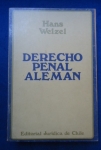Direito - Derecho penal Aleman: Parte General/ 11ªEdição - Autor: Prof. Hans Welzel - Espanhol - Editora: Editorial Juridica de Chile - 1976 - Brochura,404 pags, capa desbotada, capa e lombada com descascado, capa,corte do livro e paginas amareladas com manchas devido a ação do tempo e a qualidade do papel, algumas paginas com anotações, sublinhados e grifos, formato do livro 15x23 cm.*** é uma obra clássica fundamental para o estudo da teoria finalista da ação penal.Esta obra é uma referência no direito penal, apresentando a influente teoria finalista da ação desenvolvida por Welzel.A obra é fundamental para entender o finalismo no direito penal, que desloca o dolo e a culpa da culpabilidade para o tipo penal, tratando a ação humana como um comportamento orientado a um fim. 
 Teoria da Ação: Apresenta a ação como a espinha dorsal do delito, baseada na vontade e na finalidade do agente.
 Tipicidade, Ilicitude e Culpabilidade: Discute a relação entre esses elementos, definindo o `injusto penal` como a ação ou omissão típica e ilícita.
 Erro de Proibição: A teoria finalista permite uma análise aprofundada do erro de proibição, distinguindo-o do erro de tipo.