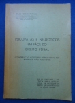 Direito - Psicopatas e neuróticos em face do direito penal (Contribuição ao estudo médico-legal dos anormais não alienados) Tese de concurso à docência livre de medicina legal da faculdade de direito da Universidade de Porto Alegre - Autor: Celso Cesar Papaleo - Português Br - Editora e ano Não identificado - Brochura, 132 pags, capa,corte do livro e paginas amareladas com manchas devido a ação do tempo e a qualidade do papel, primeira capa com pequeno rasgo, obra sem riscos, formato do livro 16x23 cm.***Essa obra clássica de Celso Cezar Papaleo foi uma tese de concurso para a docência livre de Medicina Legal, apresentada na Faculdade de Direito da Universidade de Porto Alegre (atual UFRGS) entre os anos 1940 e 1950. 
 O trabalho é fundamental para o estudo dos `anormais não alienados` — indivíduos que não se enquadram na loucura clássica (psicoses), mas possuem personalidades desviantes