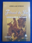 Direito - Tribunal do Júri: Símbolos & Rituais (4ªEdição Revista e Modificada) - Autor: Lenio Luiz Streck - Português Br - Editora: Livraria do Advogado - 2001 - Brochura, 184 pags, algumas paginas com sublinhados a caneta, livro em bom estado de conservação, formao do livro 16x23 cm.***Nesta obra `densa e iconoclasta`, o autor propõe uma análise crítica que vai além da dogmática tradicional, explorando a simbologia, os espaços e os discursos que compõem o rito do júri.