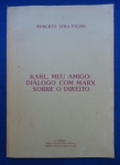 Direito - Karl, Meu amigo: Diálogo com Marx sobre o direito - Autor: Roberto Lyra Filho - Português Br - Editora: Co-Edição Sergio Antonio Fabris Editor y Instituto dos Advogados do RS - 1983 - Brochura,96 pags, capa,corte do livro e paginas amareladas com manchas devido a ação do tempo e a qualidade do papel, obra sem riscos, formato do livro 15x22 cm.**é um texto fundamental para a compreensão da teoria crítica e dialética do Direito no Brasil, estruturado como um debate imaginário com Karl Marx.A obra oferece uma reinterpretação do pensamento de Marx sobre o fenômeno jurídico, buscando superar visões simplistas que o reduzem a mero instrumento de dominação de classe. Lyra Filho propõe uma leitura dialética que reconhece as contradições internas do Direito e sua potencialidade emancipatória.