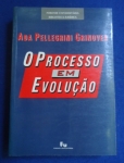 Direito - O processo em evolução - Autor: Ada Pellegrini Grinover - Português Br - Editora: Forense Universitária - 1996 - Brochura,510 pags, corte do livro e paginas amareladas,obra em bom estado,sem riscos, formato do livro 16x23 ***é uma obra fundamental que analisa a modernização do Direito Processual brasileiro sob a ótica constitucional. Publicado pela Forense Universitária, o livro reúne estudos e pareceres que abordam a crise do Judiciário, garantias constitucionais, processos coletivos e penal, focando na agilização e eficiência da justiça. É considerada uma leitura indispensável, refletindo a construção científica da autora e sua atuação como líder na transformação do processo no Brasil. 
 O livro é um reflexo do legado de Ada Pellegrini Grinover, que transformou ideias processuais em propostas concretas para o sistema jurídico brasileiro.