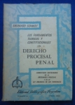 Direito - Los fundamentos teoricos y constitucionales del derecho procesal penal (Comentario doctrinario de la ordenanza procesal penal y de la ley organica de los tribunales) - Autor: Dr. Eberhard Schmidt - Espanhol - Editora: Bibliografica Argentina - 1957 - Brochura,360 pags, capa desbotada, capa,corte do livro e paginas amareladas com manchas devido a ação do tempo e a qualidade do papel, lombada enrugada, algumas paginas com sublinhados e grifos, formato do livro 16x23 cm.**Esta obra é um pilar no estudo do processo penal moderno.sua versão em espanhol é reconhecida como um comentário doutrinal fundamental sobre o código de processo penal e o direito orgânico dos tribunais.O livro aborda questões críticas como sujeitos processuais , o princípio acusatório , a independência judicial e o princípio da legalidade , sempre sob a perspectiva das garantias constitucionais.