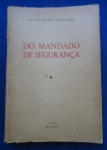 Direito - Do Mandado de segurança - Autor: Luis Eulalio de Bueno Vidigal - Português Br - Editora: não identificado - 1953 - Brochura,216 pags, capa desbotada, capa e lombada com descascado, capa,corte do livro e paginas amareladas com manchas devido a ação do tempo e a qualidade do papel, com anotação na folha de rosto, formato do livro 16x24 cm.***O Autor definiu o instituto como um meio pronto e eficaz para tutelar direito líquido e certo contra ilegalidade ou abuso de poder, destacando a necessidade de prova documental. Vidigal conceituou o Mandado de Segurança como uma forma judicial para proteção de direito líquido e certo contra abusos ou ilegalidades, com execução específica imediata, destacando a importância do controle de atos discricionários que violem direitos individuais.
