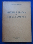 Direito - História e prática do Habeas-Corpus (Direito constitucional e processual comparado) 2ªEdição - Autor: Pontes de Miranda - Português Br - Editora:José Konfino - 1951 - Capa dura com sobre capa, 553 pags, sobre capa,corte do livro e paginas amareladas, livro em bom estado de conservação sem riscos, formato do livro 16x23 cm.**A obra é considerada um dos pilares da literatura jurídica brasileira, oferecendo uma análise profunda que conecta a evolução histórica do instituto à sua aplicação técnica moderna.O livro é dividido para cobrir a trajetória do habeas corpus desde suas raízes inglesas até a consolidada prática republicana no Brasil.A obra não é apenas histórica, mas um manual prático de direito comparado. Pontes de Miranda utiliza o método indutivo para sistematizar o fenômeno jurídico, defendendo que o direito deve ser analisado com objetividade científica