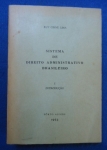 Direito - Sistema de direito administrativo Brasileiro Vol.1 Introdução - Autor: Ruy Cirne Lima - Português Br - Editora: Gráfica - 1953 - Brochura, 264 pags, capa desbotada, capa,corte do livro e paginas amareladas com manchas, obra sem riscos, formato do livro 14x21 cm.**A obra é um marco na doutrina nacional por consolidar a `relação de administração` como o conceito central da disciplina.Conceito Fundamental: Cirne Lima introduz a ideia de que o Direito Administrativo não é apenas um conjunto de normas de poder, mas uma relação jurídica pautada pela utilidade pública e pelo bem comum.
 Sistemática: Ao contrário de abordagens anteriores fragmentadas, o autor buscou oferecer uma visão coerente e lógica do sistema administrativo, superando o formalismo excessivo.
 Influência Tomista: Sua definição de utilidade pública possui forte inspiração na filosofia tomista, vinculando a administração à criação das condições necessárias para a vida social plena