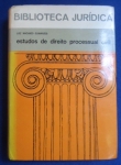 Direito - Estudos de direito processual civil (Preclusão, coisa julgada, efeito preclusivo - A instância e a relação processual - Carência de ação - A revisão do código de processo civil - sobre a ação declaratória - efeito devolutivo da apelação - as três figuras do litisconsórcio - Juízo arbitral - Ação Cominatória e outros estudos) - Autor: Luiz Machado Guimarães - Português Br - Editora: Jurídica e Universitária - 1969 - Capa dura com sobre capa, 336*** é um clássico da doutrina brasileira, publicada originalmente em 1969 .O livro reúne ensaios fundamentais que influenciaram profundamente o pensamento processual no Brasil, abordando:Preclusão e Coisa Julgada,A Instância e a Relação Processual,Litisconsórcio,Carência de Ação:.A relevância do autor é tão grande que sua biografia e contribuições foram objeto de análise por outros grandes nomes, como no texto `Luiz Machado Guimarães: um processualista` de José Carlos Barbosa Moreira.