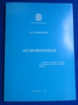 Direito - As mordomias (Discurso proferido na sessão de 9 de Agosto de 1976, do Senado Federal) - Autor: Paulo Brossard - Português Br - Editora: Senado Federal - 1976 - Brochura, 102 pags, capa desbotada, corte do livro e paginas amareladas, obra sem riscos, formato do livro 15x21 **O discurso `As Mordomias`, em 9 de agosto de 1976, é um dos marcos da oposição parlamentar durante a ditadura militar no Brasil. Crítica aos Gastos Públicos: Brossard utilizou a tribuna para denunciar o uso abusivo de recursos públicos e privilégios concedidos a altos funcionários da administração federal, apelidando-os de `mordomias`.
 Transparência e Moralidade: O senador baseou parte de sua fala em denúncias publicadas pelo jornal O Estado de S. Paulo, exigindo maior controle sobre o orçamento e criticando a ostentação do regime em um período de crise econômica.
 Impacto Político: O pronunciamento gerou forte reação da base governista (ARENA), com respostas imediatas de líderes como o senador Jarbas Passarinho. O termo `mordomia` popularizou-se na época como sinônimo de privilégios injustificados do poder.