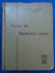 Direito - Curso de medicina Legal: Pontos colligidos para uso dos cursos de direito: Primeira Parte - Autor: Mario Canaan - Português Br - Editora: Atlantida - 1934 - Capa dura, 210 pags, capa,corte do livro e paginas amareladas com manchas, pagina 117 e terceira capa com uma assinatura,algumas paginas com sublinhados e grifos, formato do livro 14x19 cm.** O livro apresenta uma compilação didática de temas fundamentais da Medicina Legal, estruturada especificamente para atender à formação de estudantes e profissionais da área jurídica.. Na época de sua publicação, a Medicina Legal consolidava-se como disciplina obrigatória nos currículos de Direito no Brasil, servindo como ponte essencial entre o conhecimento biológico e a aplicação da justiça.