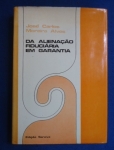 Direito - Da alienação fiduciária em Garantia - Autor: José Carlos Moreira Alves - Editora: Saraiva - 1973 - Capa dura com sobre capa, 240 pags, capa desbotada, sobre capa,corte do livro e paginas amareladas, algumas paginas com sublinhados a caneta, formato do livro 16x24 cm.*** considerada o marco doutrinário fundamental sobre a alienação fiduciária no Brasil.O livro analisa a transposição do instituto para o direito brasileiro, focando na Lei 4.728/1965 e no Decreto-Lei 911/1969, que estabeleceram as bases para a garantia de bens móveis e o financiamento ao consumo [1, 3]. Moreira Alves explora a natureza jurídica da propriedade fiduciária como uma propriedade resolúvel, onde o credor detém o domínio apenas até a quitação da dívida pelo devedor