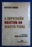 Direito - A imputação objetiva no direito penal - Autor: Gunther Jakobs (Trad. André Luís Callegari) - Português Br - Editora: Revista dos tribunais - 2000 - Brochura, 94 pags,corte do livro e paginas levemente amarelada, algumas paginas com anotações, sublinhados e grifos, formato do livro 14x21 cm.**A obra explora a teoria da imputação objetiva sob o viés do funcionalismo sistêmico.A obra introduz os quatro critérios normativos fundamentais de Jakobs para a atribuição de responsabilidade penal: 
 Risco Permitido: Define o limite do comportamento tolerado socialmente.
 Princípio da Confiança: Presume que os outros também atuarão conforme a norma.
 Proibição de Regresso: Impede a punição de comportamentos neutros ou inócuos que precedem um crime.
 Competência da Vítima (ou Auto-colocação em risco): Analisa quando o resultado cabe à própria esfera de responsabilidade da vítima.