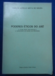 Direito - Poderes Éticos do Juiz: A igualdade das partes e a repressão ao abuso no processo - Autor: Carlos Aurélio Mota de Souza - Português Br - Editora: Sergio Antonio Fabris - 1987 - Brochura, 215 pags, capa desbotada, lombada levemente com descascado, corte do livro e paginas amareladas, obra sem riscos, formato do livro 15x22 cm.A obra é um marco na doutrina processual civil brasileira por defender que a ética não é apenas um adorno, mas o motor do processo judicial. O autor estrutura seu pensamento em dois eixos fundamentais que transformam o papel do juiz de um espectador passivo em um agente de justiça efetiva:O livro é fruto de anos de pesquisa na Universidade de São Paulo (USP) e na magistratura, oferecendo uma classificação original e abrangente das sanções contra o abuso processual. É frequentemente citado em estudos sobre o Devido Processo Ético e a humanização do Poder Judiciário