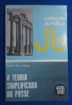Direito - A teoria simplificada da posse (Coleção Jurídica;19) - Autor: Rudolf Von Jhering - Português Br - Editora: José Bushatsky - 1976 - Brochura, 137 pags, capa desbotada, capa,corte do livro e paginas amareladas, algumas paginas com sublinhados, formato do livro 14x21 cm.**A Teoria Objetiva (ou simplificada) da posse, defendida por Rudolf von Ihering, estabelece que para a caracterização da posse basta a existência do corpus — a conduta de dono e a relação exterior com a coisa