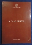 Direito - O Caso Herzog (Discurso proferido na sessão do dia 3 de Dezembro de 1978, do Senado Federal) - Autor: Paulo Brossard - Português Br - Editora: 1978 - Brochura, 65 pags, capa desbotada, corte do livro e paginas amareladas, obra sem riscos, formato do livro 15x21 cm.** O Caso Herzog (Discurso proferido na sessão do dia 3 de Dezembro de 1978, do Senado Federal) - Autor: Paulo Brossard .O Caso: Referia-se à morte do jornalista Vladimir Herzog nas dependências do DOI/CODI em 1975, apresentada oficialmente como suicídio, mas amplamente denunciada como tortura e assassinato.A Publicação: O impacto da fala foi tamanho que o Senado Federal publicou o texto na íntegra em formato de livro no mesmo ano, com 65 páginas, catalogado como uma obra de ciência política e processos célebres.