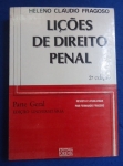 Direito - Lições de Direito Penal: A nova parte geral (Edição Universitária) 2ªEdição revista e atualizada por Fernando Fragoso - Autor: Heleno Cláudio Fragoso - Português Br - Editora: Forense - 1991 - Brochura, 470 pags, capa desbotada, capa,corte do livro e paginas amareladas,algumas paginas com sublinhados e grifos, formato do livro 16x22 cm.é uma obra estabelecida no direito penal brasileiro , é considerada um manual consagrado para estudantes e profissionais da área.
