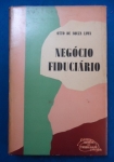 Direito - Negócio Fiduciário - Autor: Otto de Sousa Lima - Português Br - Editora: Revista dos tribunais - 1962 - Capa dura com sobre capa, 265 pags, capa levemente com manchas, corte do livro e paginas amareladas, obra sem riscos, formato do livro 14x22 cm.**A obra `Negócio Fiduciário`, de autoria de Otto de Sousa Lima, é considerada um clássico do Direito Civil brasileiro.: O livro sistematiza o conceito de negócio fiduciário no Brasil, analisando as raízes históricas (fidúcia romana e germânica) e a necessidade do instituto no ordenamento jurídico nacional.